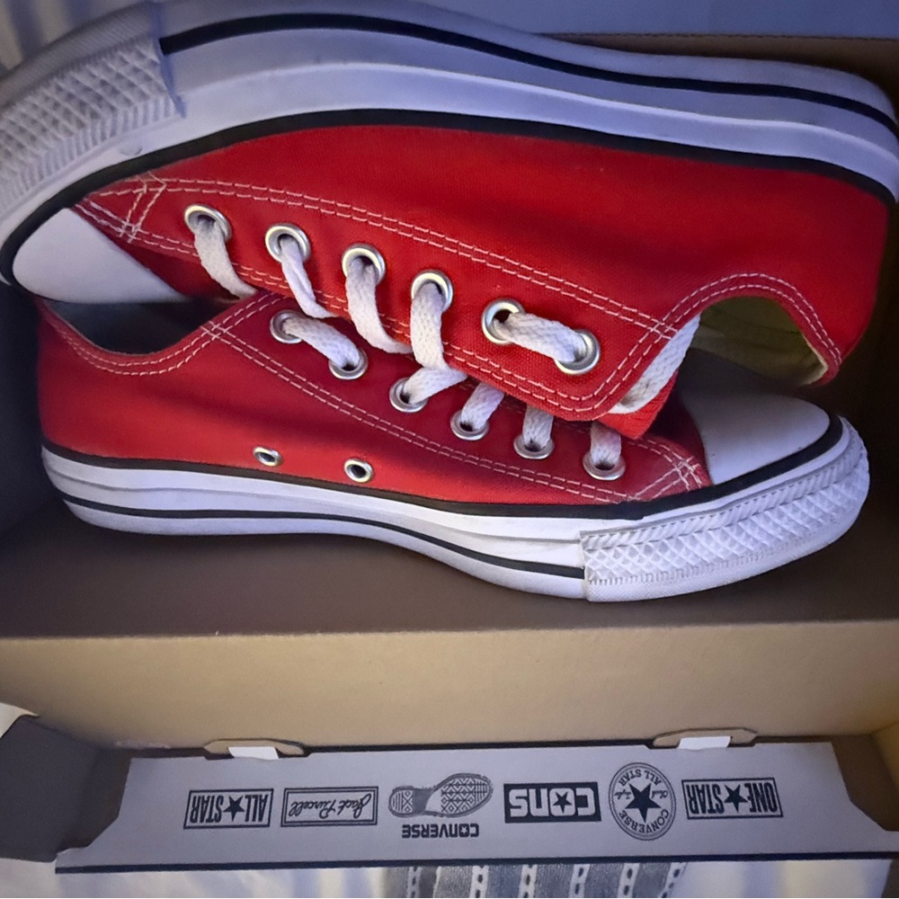 Converse Low rise Mens 6/Womens 8 Bright Red